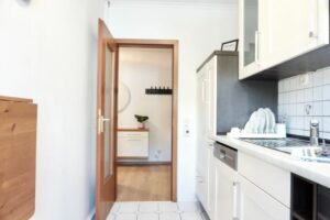 HelpMyBnB_Ferienwohnung_Koblenz Güls_Portfolio Deutschland_Koblenz_Optimierung Blick in die Küche der Ferienwohnung in Koblenz Güls