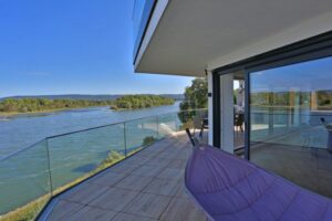 HelpMyBnB_Gastgeber_Optimierung_Ferienwohnung_Koblenz Urmitz_ Mehr Rendite_Phils Lounges_Rheinblick HelpMyBnB Ferienwohnung in Urmitz