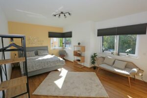 HelpMyBnB_Gastgeber_Optimierung_Ferienwohnung_Koblenz Urmitz_ Mehr Rendite_Phils Lounges_Studio Lounge HelpMyBnB Ferienwohnung in Urmitz