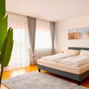HelpMyBnB_Karlsruher_Ich bin Gastgeber_Ferienwohnung_Portfolio Deutschland_VVT_Schlafzimmer 2 HelpMyBnB_Karlsruher_Ich-bin-Gastgeber_Ferienwohnung_Portfolio-Deutschland_VVT_Schlafzimmer 1