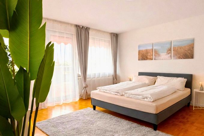 HelpMyBnB_Karlsruher_Ich-bin-Gastgeber_Ferienwohnung_Portfolio-Deutschland_VVT_Schlafzimmer 1